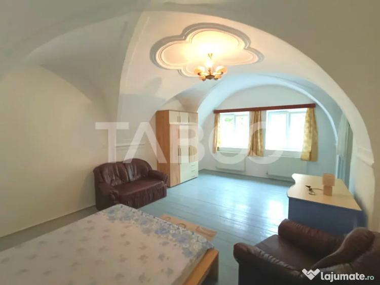 Apartament cu 3 camere semidecomandat în Orașul de Jos