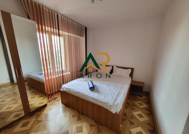 Apartament cu 3 camere semidecomandat, mobilat în P-ța Muncii