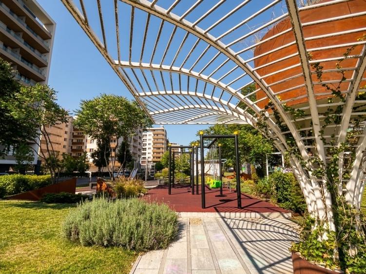 Apartament cu 2 camere decomandat, mobilat în Tractorul