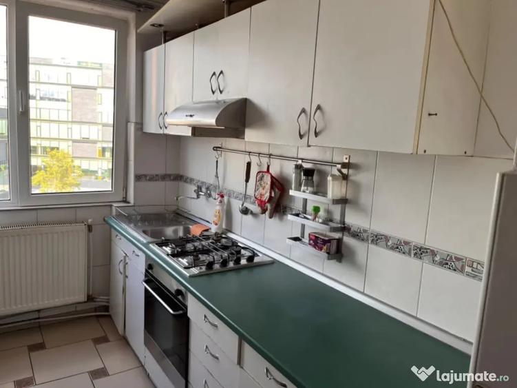 Apartament cu 3 camere semidecomandat în Tineretului