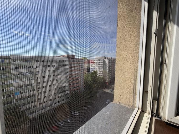 Apartament cu 3 camere semidecomandat în Iancului