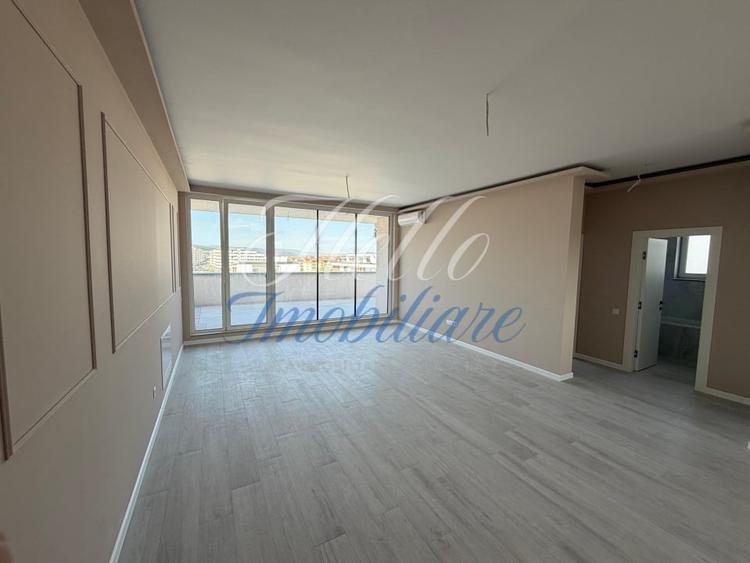 Penthouse cu 3 camere semidecomandat în Florești
