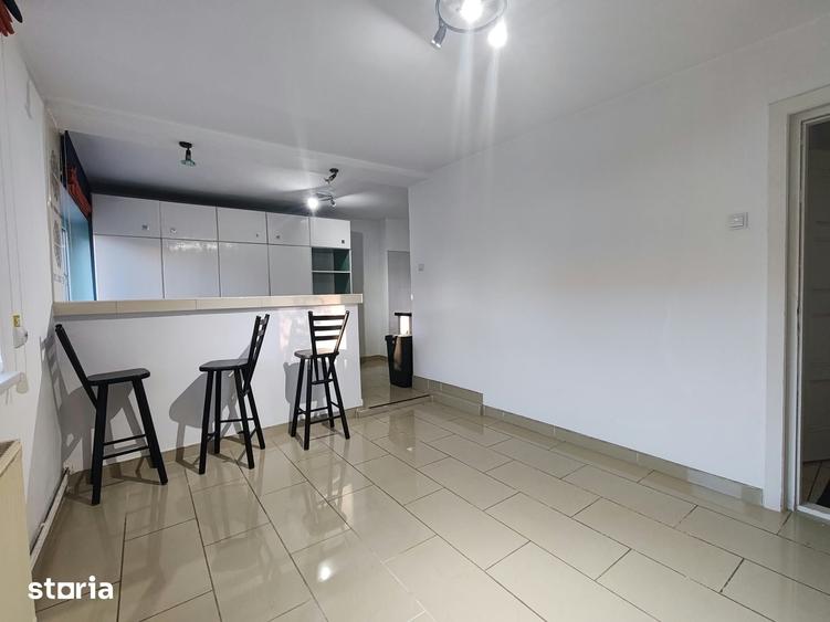 Casă cu 8 camere cu Teren 400 Mp în Florilor