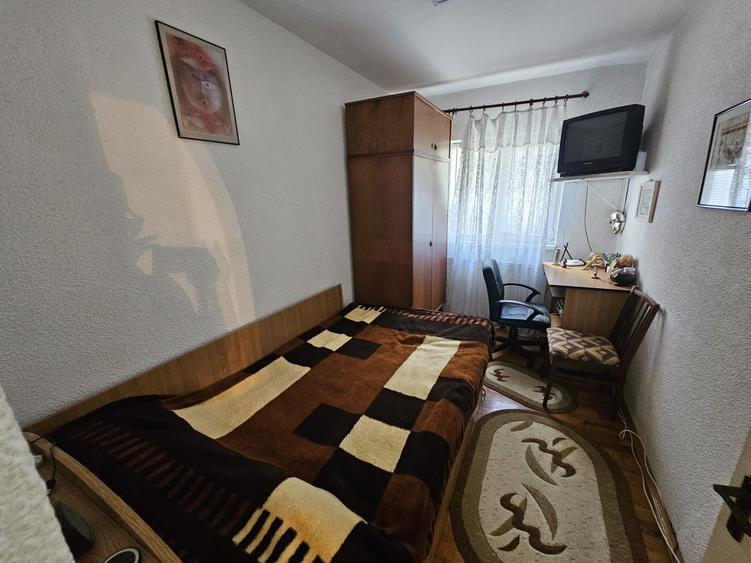 Apartament cu 3 camere decomandat în Exterior Vest