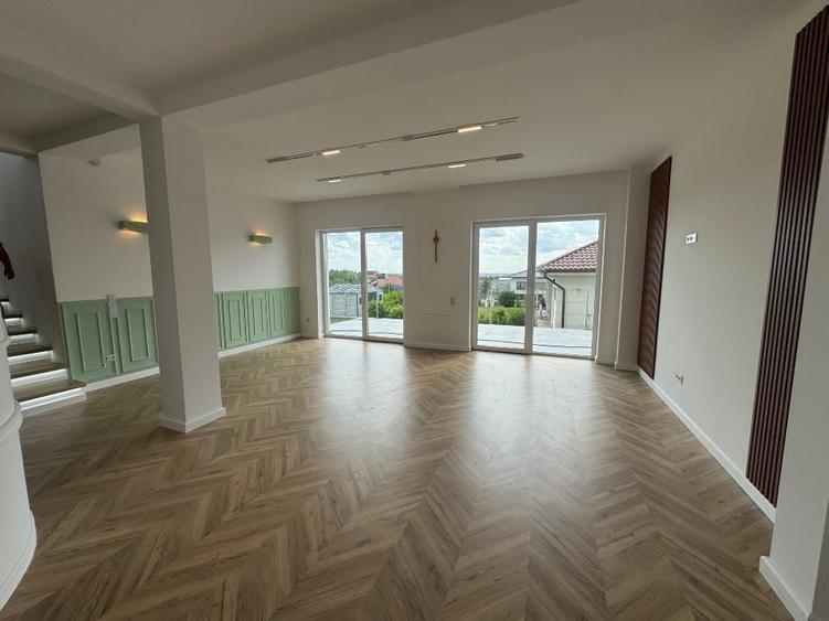 Casă individuală cu 5 camere cu Canalizare în Oncea