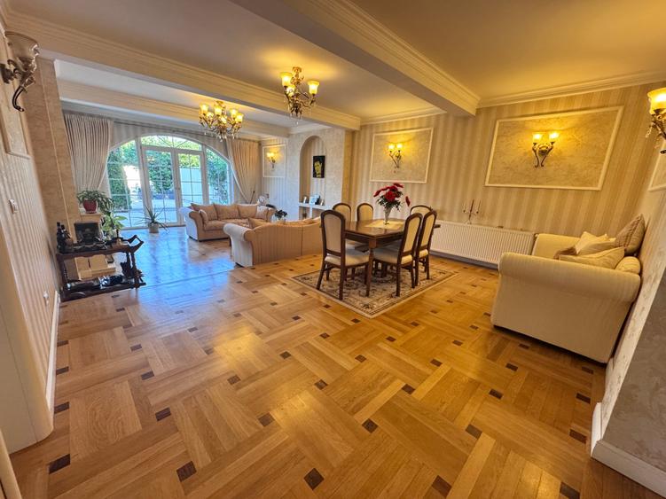 Casă individuală cu 6 camere cu Piscina în Metalurgiei