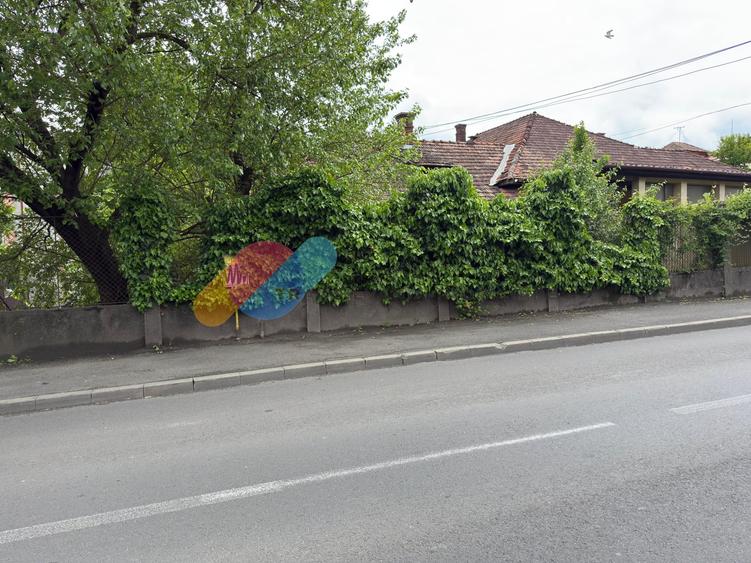 Casă individuală cu 7 camere cu Teren 1700 Mp în Central