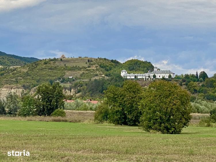 Spațiu comercial, de 2,500 mp, în Berca