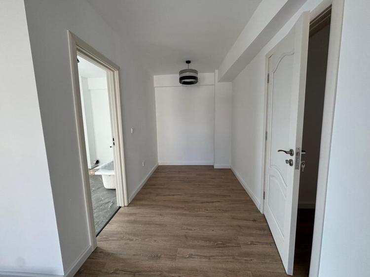 Apartament cu 4 camere semidecomandat în Dâmbul Rotund