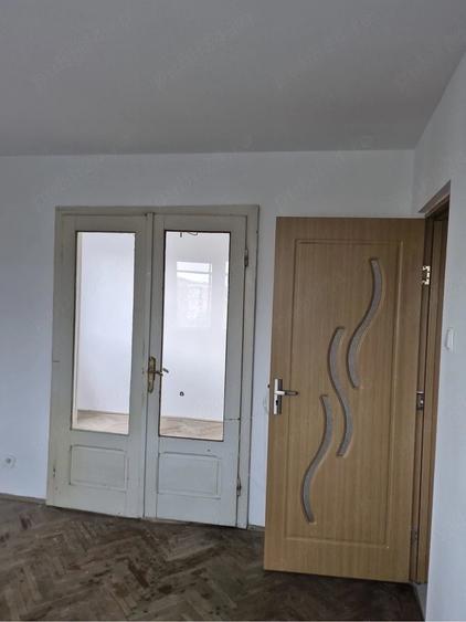 Apartament cu 3 camere semidecomandat în Crihala