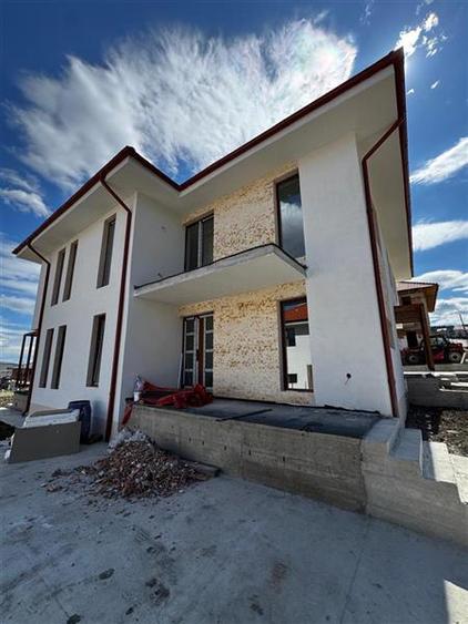 Duplex cu 4 camere cu Canalizare în Chinteni