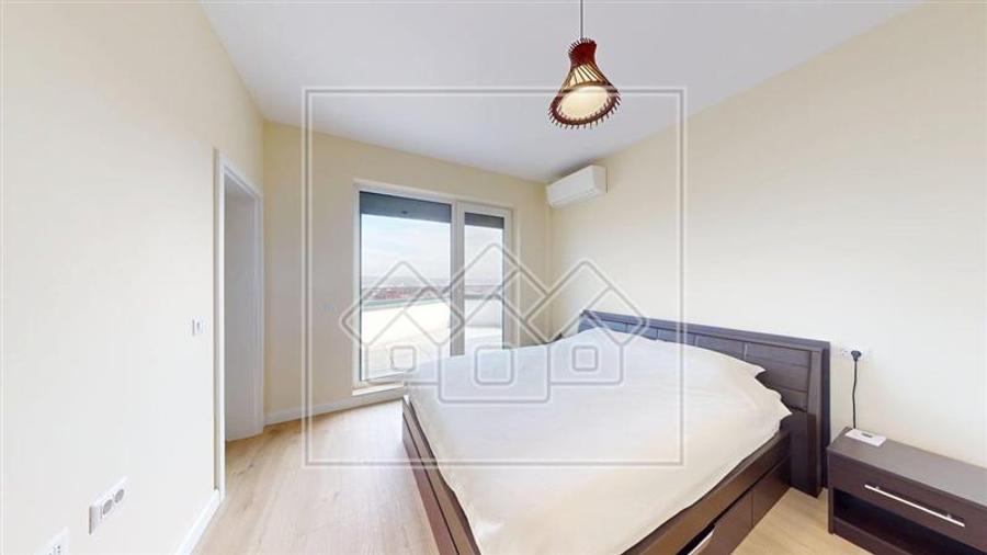 Penthouse cu 3 camere nedecomandat în Exterior Sud