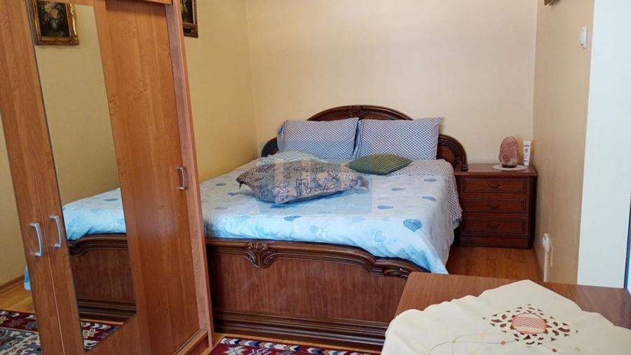 Apartament cu 3 camere semidecomandat, mobilat în Micro 40