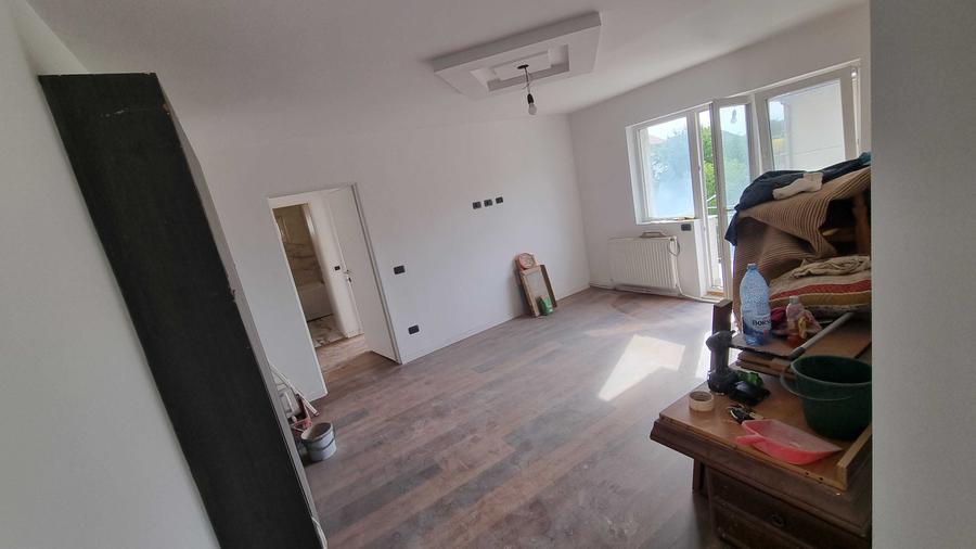 Apartament cu 3 camere semidecomandat în Livada