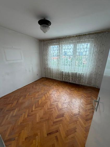 Apartament cu 3 camere semidecomandat în Punctele Cardinale