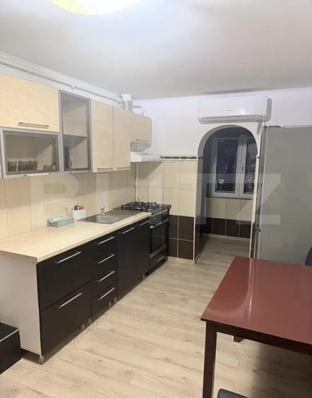 Apartament cu 3 camere decomandat, mobilat în Nicolina