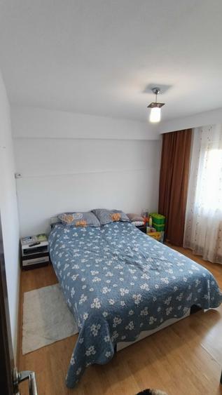 Apartament cu 3 camere decomandat în Exterior Vest