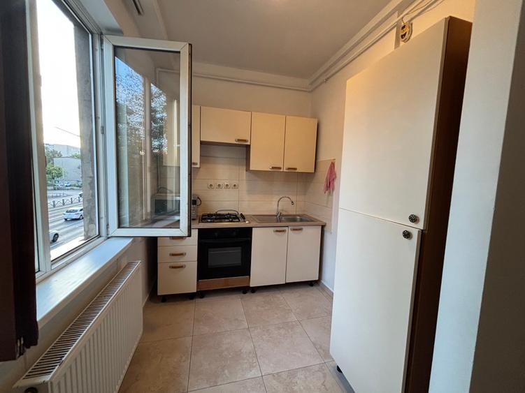 Apartament cu 2 camere decomandat în P-ța Victoriei