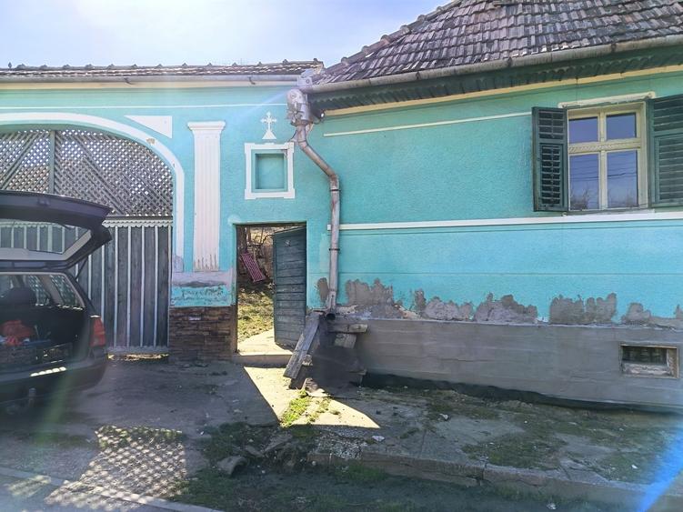 Casă cu 3 camere cu Teren 1565 Mp în Sângătin