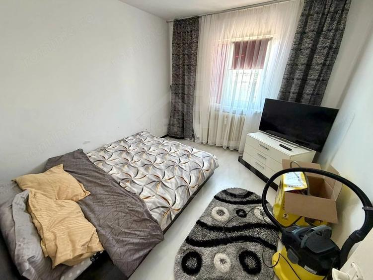 Apartament cu 3 camere semidecomandat în Calea București