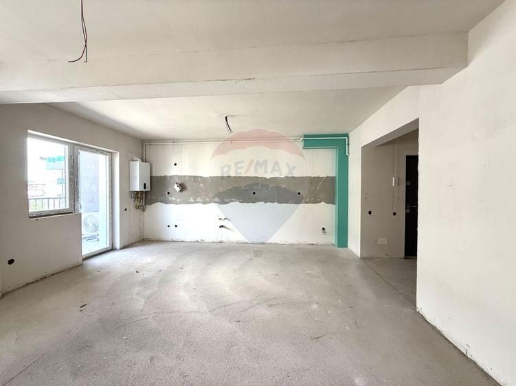 Apartament cu 3 camere semidecomandat în Florești