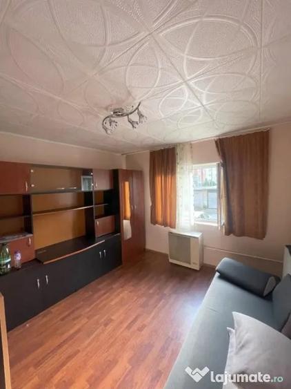 Apartament cu 4 camere decomandat, mobilat în Hotvon