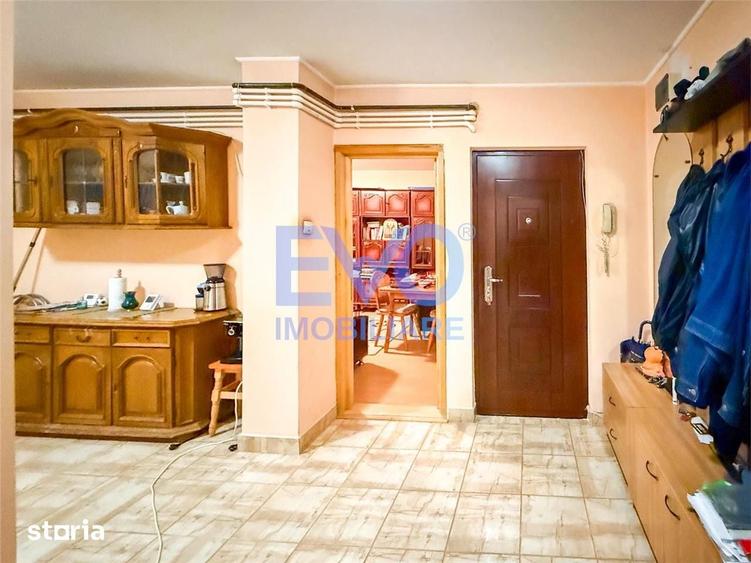 Apartament cu 3 camere decomandat în Nicolina