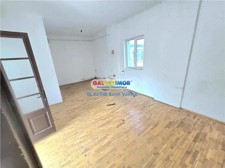 Casă cu 14 camere cu Teren 400 Mp în Titan