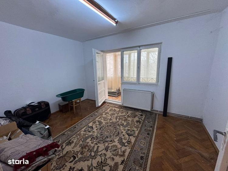 Apartament cu 4 camere decomandat în Micro 16