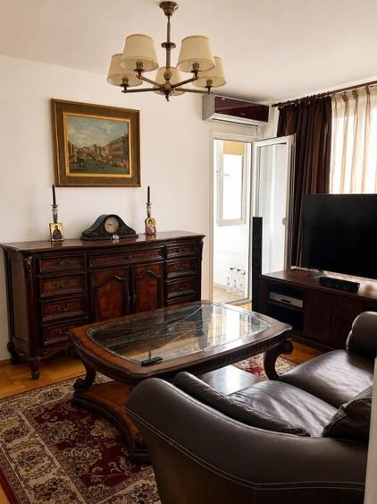 Apartament cu 3 camere semidecomandat în Obor