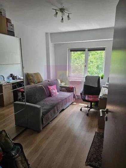 Apartament cu 3 camere semidecomandat în Lacul Tei