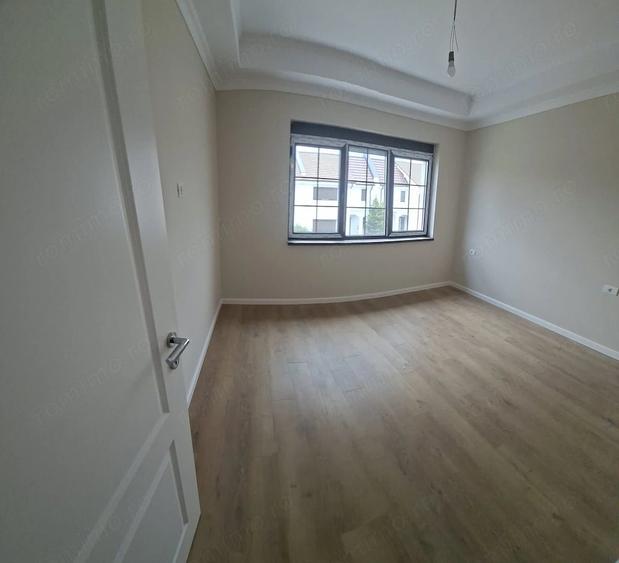 Casă cu 5 camere cu Teren 250 Mp în Torontalului