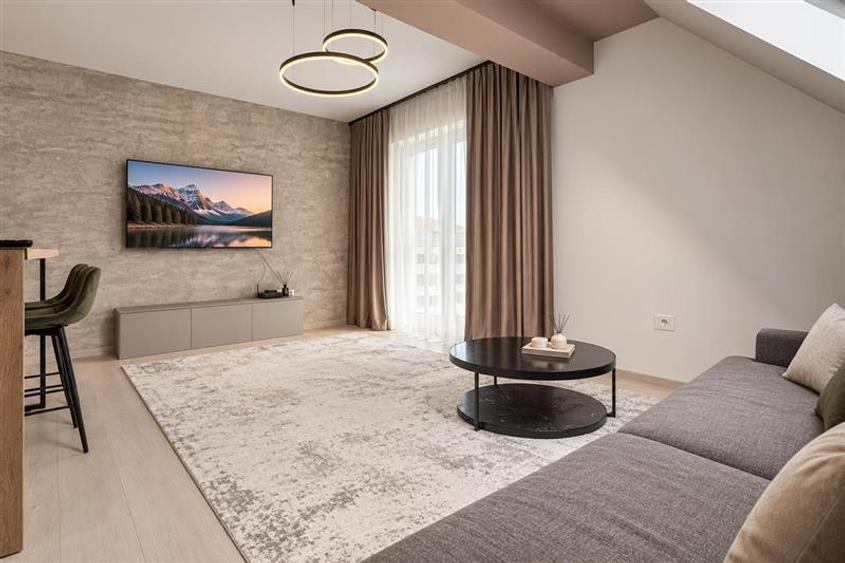 Apartament cu 2 camere nedecomandat în Tractorul