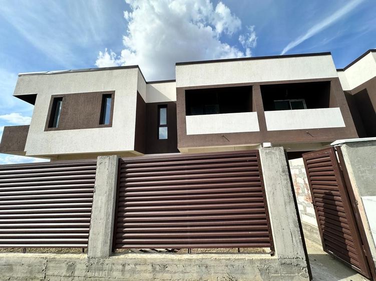 Duplex cu 5 camere cu Canalizare în Cumpăna