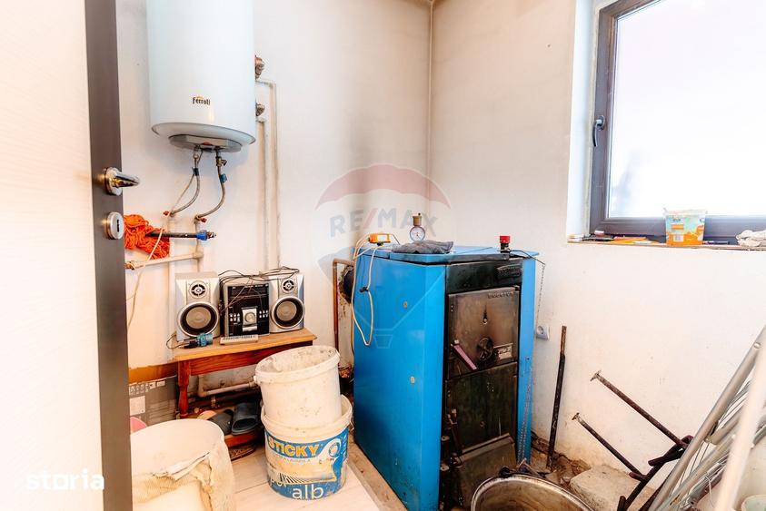Casă cu 5 camere cu Teren 1240 Mp în Cotmenița