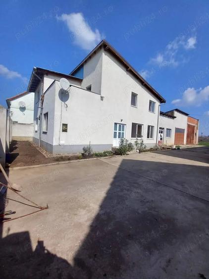 Casă cu 6 camere cu Teren 2878 Mp în Tomnatic