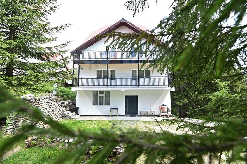 Hotel/Pensiune, de 342 mp, în Baia de Fier