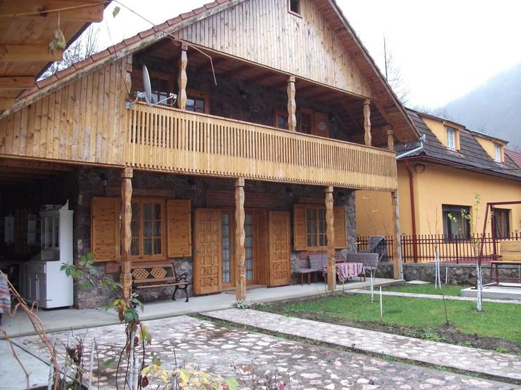 Casă cu 4 camere semidecomandat în Moneasa