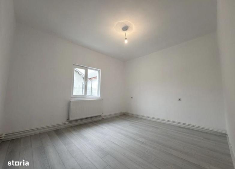 Casă cu 4 camere în Lumina