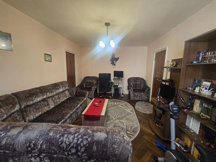 Apartament cu 3 camere decomandat în Abator