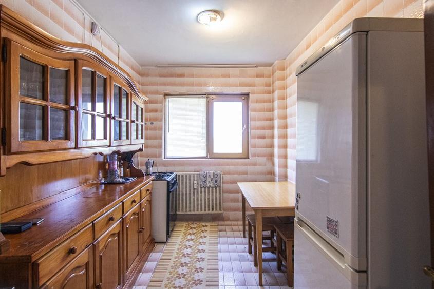 Apartament cu 3 camere semidecomandat, mobilat în Păcii