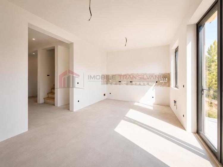 Duplex cu 5 camere cu Canalizare în Dâmbul Rotund