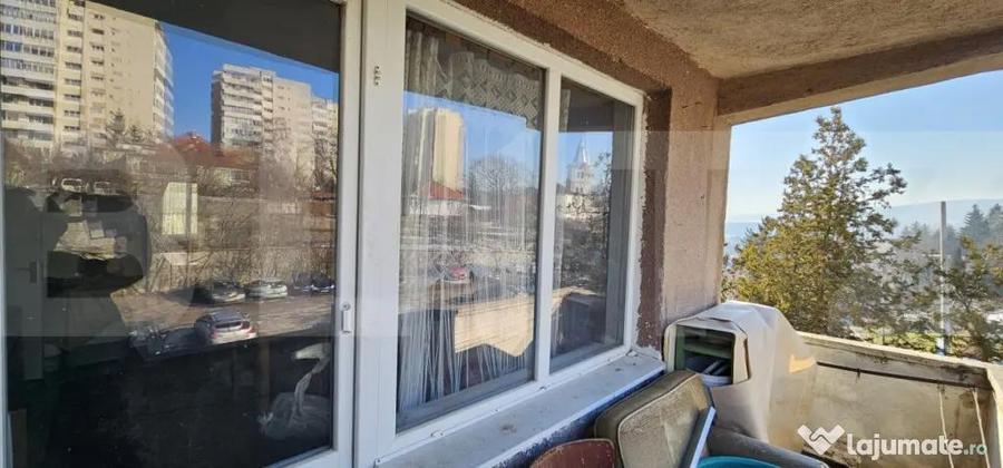 Apartament cu 4 camere semidecomandat în Simeria