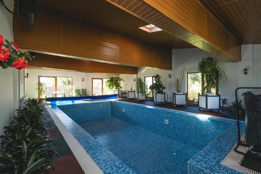 Casă individuală cu 9 camere cu Canalizare în Neagra Șarului