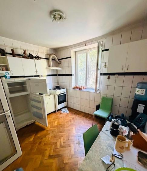 Apartament cu 3 camere semidecomandat în Central