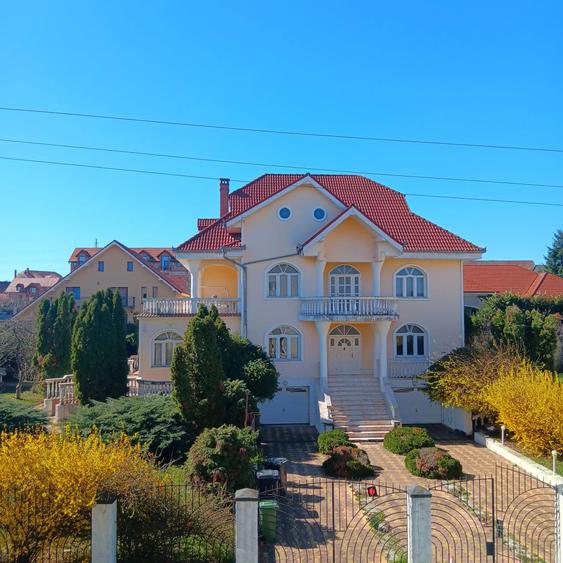 Casă individuală cu 7 camere cu Canalizare în Băile Felix