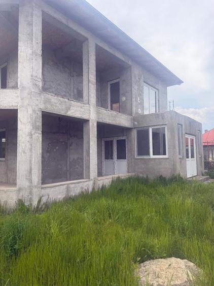 Casă cu 4 camere în Dumbrăvești