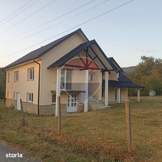Casă cu 5 camere cu Teren 1850 Mp în Cernești