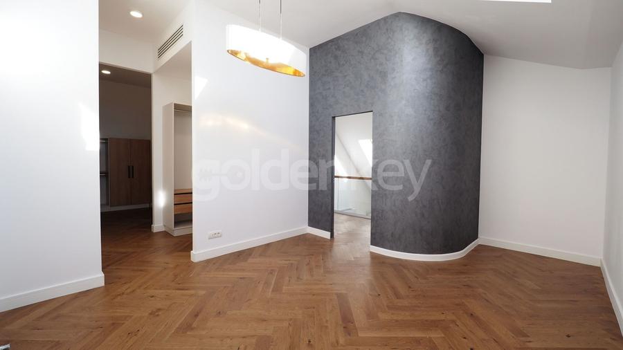 Apartament cu 4 camere semidecomandat în Băneasa