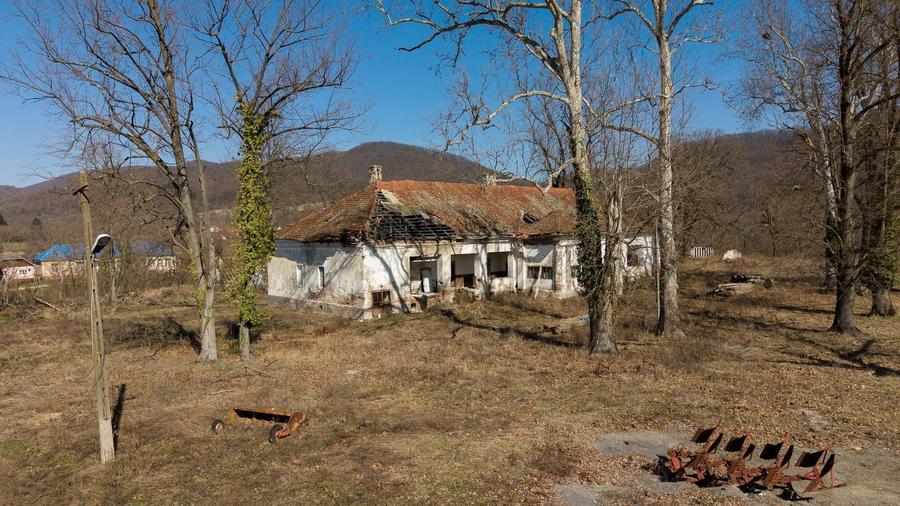 Casă individuală cu 8 camere cu Canalizare în Maciova
